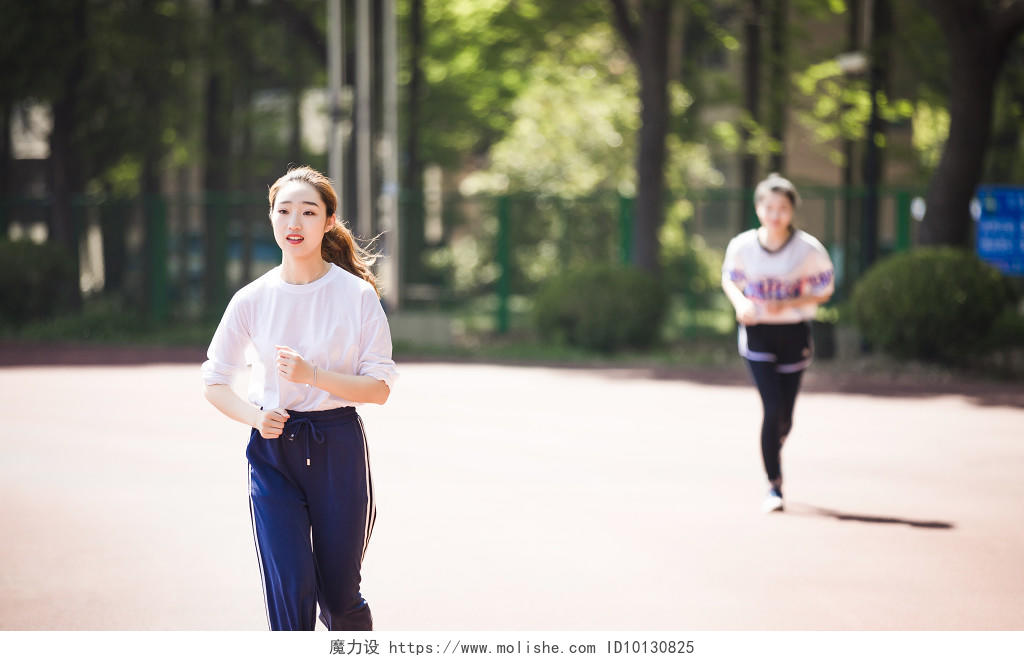 校园学生运动健身跑步图片